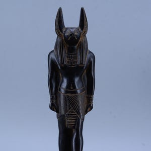 Estatua de Anubis Negro / Dios de los Muertos / Escultura egipcia con símbolos sagrados Cabeza de chacal / Figura de piedra tallada para altar y decoración ritual