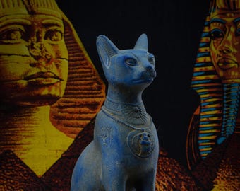 古代エジプト バステト女神 猫像 スカラベ ヒエログリフ 石風オブジェ 置物 胸にスカラベを乗せた青い女神バステト猫の像 エジプトで作られた