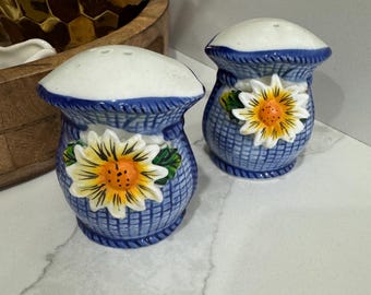 Daisy sunflower salt and pepper shakers