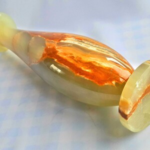 Pu&ograve; includere: Un vaso in marmo verde e arancione con base rotonda. Il vaso &egrave; realizzato in pietra lucidata e ha una finitura liscia e lucida.