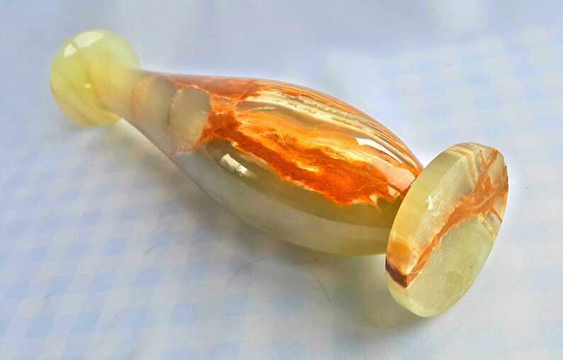 Pu&ograve; includere: Un vaso in marmo verde e arancione con base rotonda. Il vaso &egrave; realizzato in pietra lucidata e ha una finitura liscia e lucida.