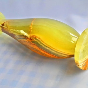 Pu&ograve; includere: Un vaso in onice giallo, verde e arancione con una base arrotondata e un collo stretto.