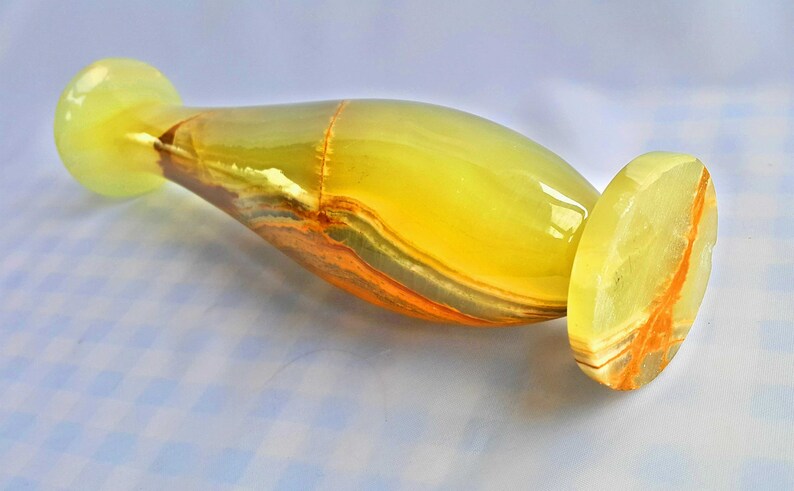 Pu&ograve; includere: Un vaso in onice giallo, verde e arancione con una base arrotondata e un collo stretto.