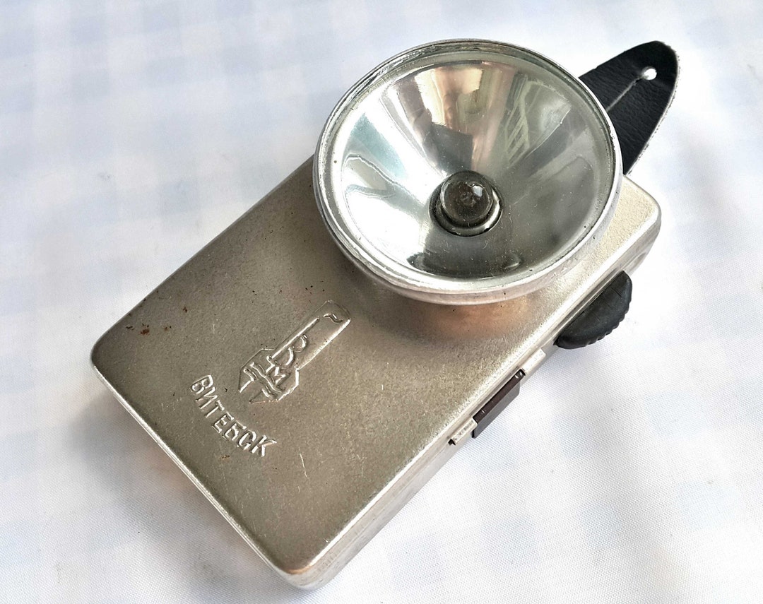 Lampe torche, lampe de poche, lampe de poche nostalgique à l'ancienne, lampe de poche portable de style vintage, torche lumineuse puissante, feuille