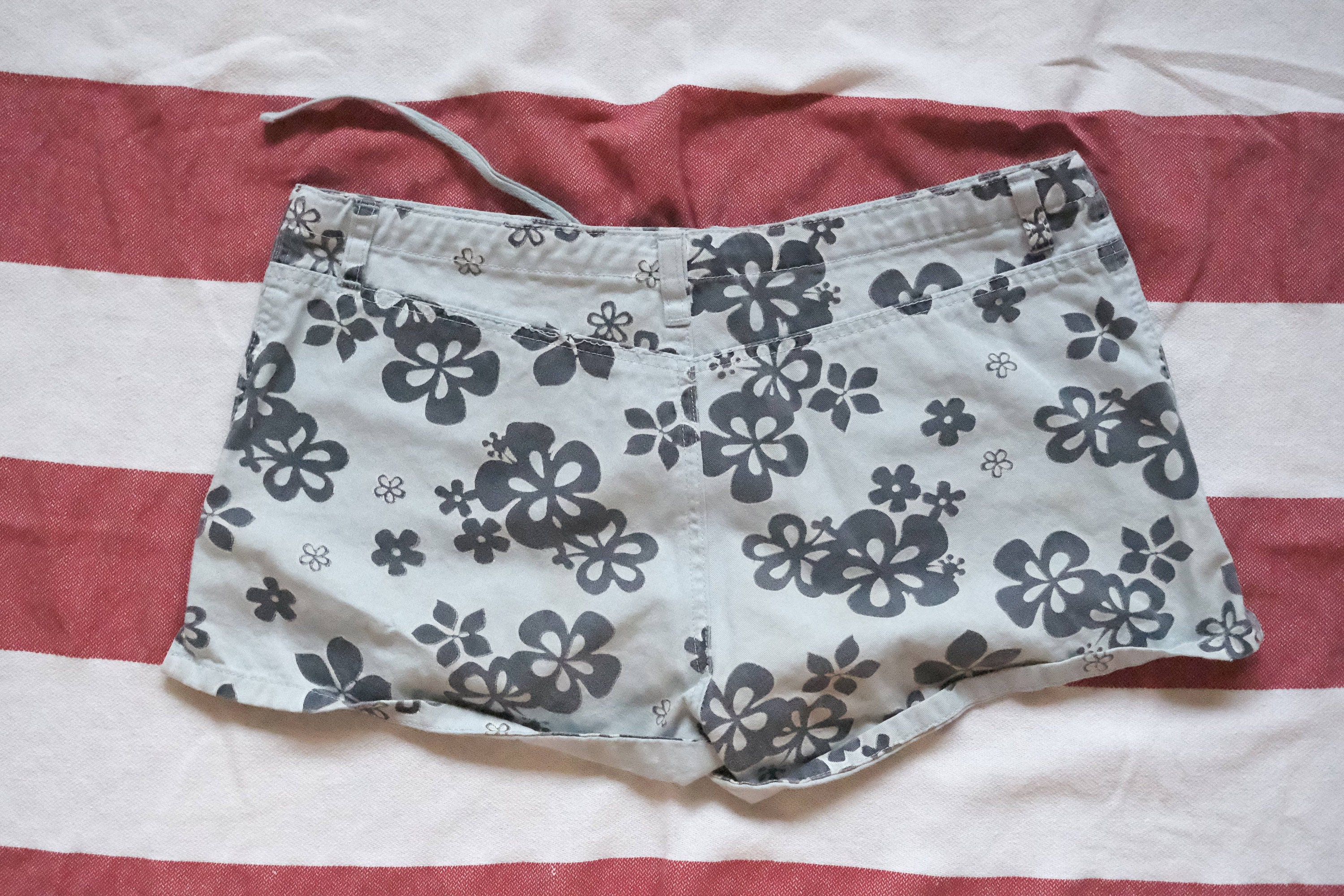 Floral Print Shorts Low Rise Waist Size 