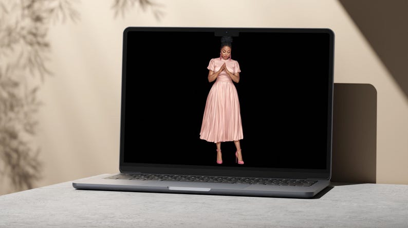 K&ouml;nnte beinhalten: Ein silberner Laptop, der ein digitales Bild einer Person in einem hellrosa, kurz&auml;rmeligen, plissierten Midikleid mit passenden rosa High-Heels zeigt, die auf dem Bildschirm vor einem einfarbigen schwarzen Hintergrund steht.