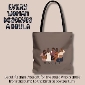 Może przedstawiać: Brązowa torba typu tote z czarnymi uchwytami. Torba zawiera napis "EVERY WOMAN DESERVES A DOULA" w fantazyjnej czcionce. Poniżej grafika przedstawiająca pięć kobiet. Słowo "DOULA" jest wydrukowane poniżej.