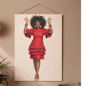 K&ouml;nnte beinhalten: Ein rechteckiger Wandbehang mit einer digitalen Illustration einer Person mit dunklem, lockigem Haar, die ein rotes, knielanges Kleid mit ger&uuml;schten &Auml;rmeln und einem gestuften R&uuml;schenrock sowie goldene Creolen und Armreifen tr&auml;gt.