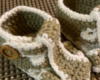Gehäkelte Sandalen für kleine Jungen