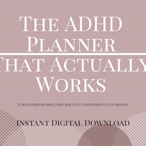 Op de afbeelding: Een digitale downloadafbeelding met de tekst "THE ADHD PLANNER THAT ACTUALLY WORKS" in het wit op een stoffige roze achtergrond. Extra tekst luidt "FOR OVERWHELMED, DISTRACTED, OVERSTIMULATED BRAINS" en "INSTANT DIGITAL DOWNLOAD".