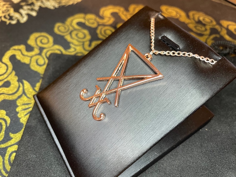 Collana Amuleto Satanico – Sigillo Di Lucifero Con Crocifisso Invertito – Acciaio Inox Nero