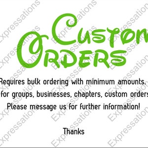 Peut inclure: Fond blanc avec l'inscription "Custom Orders" en vert, dans une écriture stylisée. Le texte en dessous indique les exigences de commande en gros et encourage les demandes de renseignements pour les groupes, les entreprises et les commandes personnalisées.