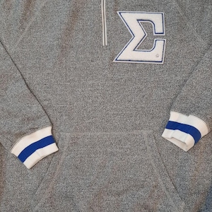 Grauer Pullover mit Reißverschluss und Royal-Weiß-Besatz; 1914; Phi-Beta-Sigma; Blau und Weiß; 1920; Brüderlichkeit; Schwesternschaft; GOMAB
