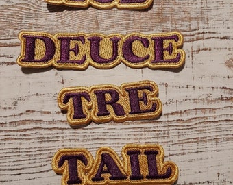 Ace, Deuce, Tre oder Tail Aufnäher (aufbügelbar) Lila und Altgold
