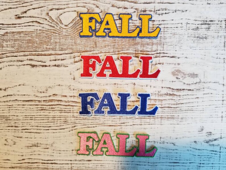 Peut inclure: Quatre patchs en feutre avec le mot "FALL" en diff&eacute;rentes couleurs : jaune, rouge, bleu et rose.