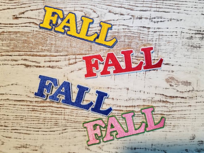 Peut inclure: Quatre patchs en feutre &eacute;pellant le mot "FALL" en diff&eacute;rentes couleurs&nbsp;: jaune, rouge, bleu et rose.