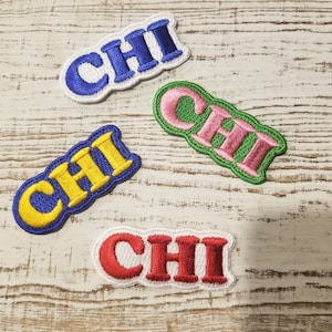 Può includere: Quattro toppe ricamate da stirare con la parola "CHI" in diversi colori: blu, giallo, rosa e rosso.