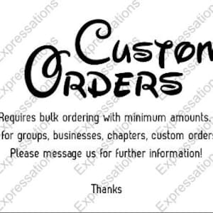 Könnte beinhalten: Weißes rechteckiges Grafikdesign mit dem Text "Custom Orders" in schwarzer Schrift. Der Text darunter erläutert die Anforderungen für Großbestellungen und ermutigt zu Anfragen für Gruppen, Unternehmen und Sonderanfertigungen. Unten steht "Danke".