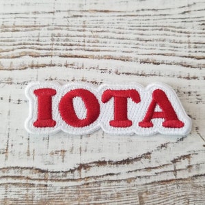 Parche bordado con iota; termoadhesivo; rojo y blanco; griego