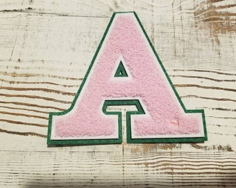 Kleinbuchstabe A- (4,5 ") Chenille Aufnäher; pink und grün; Sorority; Pretty; 1908; skeewee