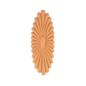 Puede incluir: Una placa de pared ovalada de madera decorativa con un diseño de sol. La placa es de color marrón claro y tiene una superficie texturizada en relieve.