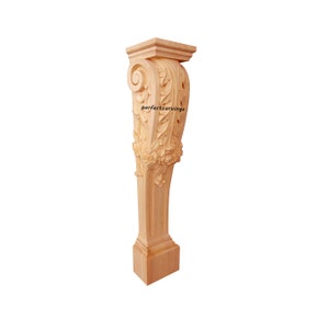 Può includere: Un corbello in legno con intricate sculture di foglie e fiori. Il corbello è grezzo e ha una base quadrata.