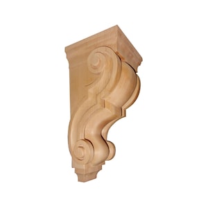 Puede incluir: Un corbel de madera con un diseño decorativo de volutas. El corbel está sin terminar y tiene un color de madera natural.