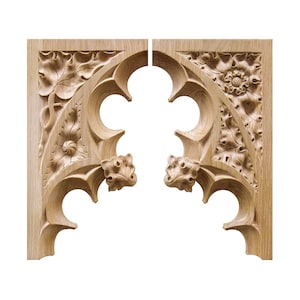 Può includere: Due mensole d'angolo in legno con intricati disegni floreali intagliati. Le mensole sono in legno marrone chiaro e hanno uno stile gotico.