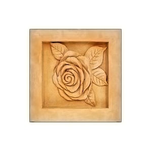 Peut inclure: Une rose en bois sculptée avec des feuilles dans un cadre carré. La rose et les feuilles sont de couleur brun clair, et le cadre est d'un brun plus foncé.