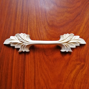Par de elegantes tiradores de madera tallada con hojas de acanto, pomos para puertas y tiradores para cajones, disponibles en 7" y 10" de ancho, sin acabado.