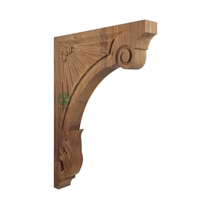 Op de afbeelding: Een houten console met ingewikkelde gravures. De console heeft een zonnesterontwerp, een krul en een gestileerd bloemelement. Het hout heeft een natuurlijke, warme tint. Dit decoratieve architecturale element is ontworpen om planken of andere structuren te ondersteunen.