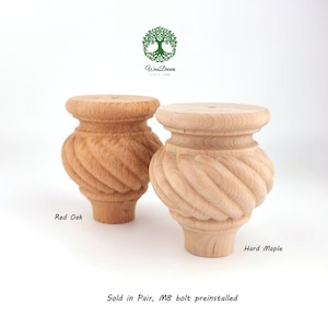 Op de afbeelding: Twee onafgewerkte houten meubelpoten, één van rode eik en één van harde esdoorn, met een spiraalvormig gesneden ontwerp. De afbeelding bevat de tekst "Red Oak" en "Hard Maple". Klaar om te beitsen of te schilderen.