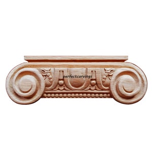 Könnte beinhalten: Ein unbemaltes, dekoratives Holz-Konsol mit einem Voluten-Design und Traubenranken-Akzenten. Die Konsole ist etwa 25 cm lang.