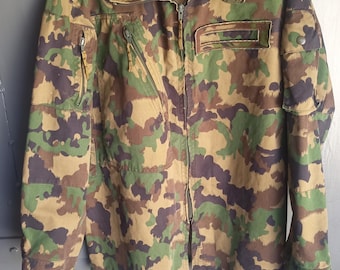 Schweiziska arméns Taz 90 kamouflagejacka storlek 48B. Stridsjacka med kamouflagemönster