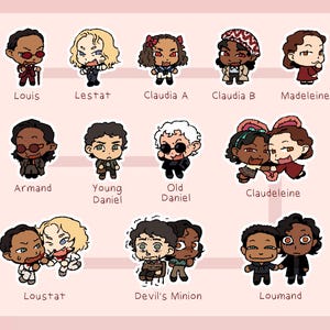 Op de afbeelding: Een verzameling cartoonillustraties van personages, elk met een naam eronder. De personages zijn in verschillende poses en outfits afgebeeld, met een consistente chibi-kunststijl. De namen zijn Louis, Lestat, Claudia A, Claudia B, Madeleine, Armand, Young Daniel, Old Daniel, Claudeleine, Loustat, Devil's Minion en Loumand.