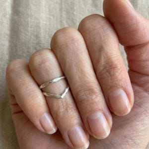 Sterlingzilveren midi-ring met gehamerd chevron – Minimalistische geometrische stapelband