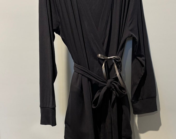 Post surgery recovery robe. Short dressing gown with pockets for surgical drainage bottles. Post mastectomy, tummy tuck.
