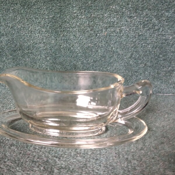 Vintage Pyrex pequeña salsa / salsera con plato a juego / platillo