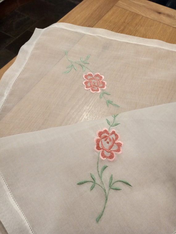 Details about   Vintage Sheer Organza Tablecloth Applied Embroidery & Appliqué Roses Beautiful! 