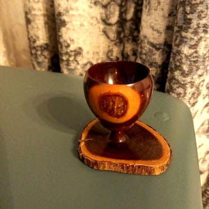 Vintage Mulga Holz Eierbecher. Einzigartiger Eierbecher mit Holzmaserung und Fuß. Hergestellt in Australien.