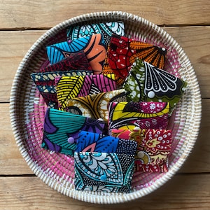 Porte cartes en wax. Création artisanale. Accessoire unique fait main. Original et pratique. Compact et coloré. Porte cartes  tissu africain