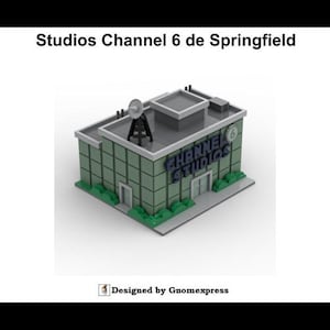 Pode incluir: Um modelo do edifício dos estúdios Channel 6 de Springfield, com o texto "Studios Channel 6 de Springfield". O edifício é verde com um telhado cinzento, uma antena parabólica e as palavras "Channel Studios" na frente.