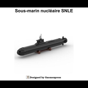 Könnte beinhalten: Ein schwarzes Modell eines nuklear angetriebenen U-Boots, oder SNLE, das auf einem braunen Holzständer ruht. Der Text "Sous-marin nucléaire SNLE" erscheint oben und "Designed by Gnomexpress" ist am unteren Rand des Bildes aufgedruckt.
