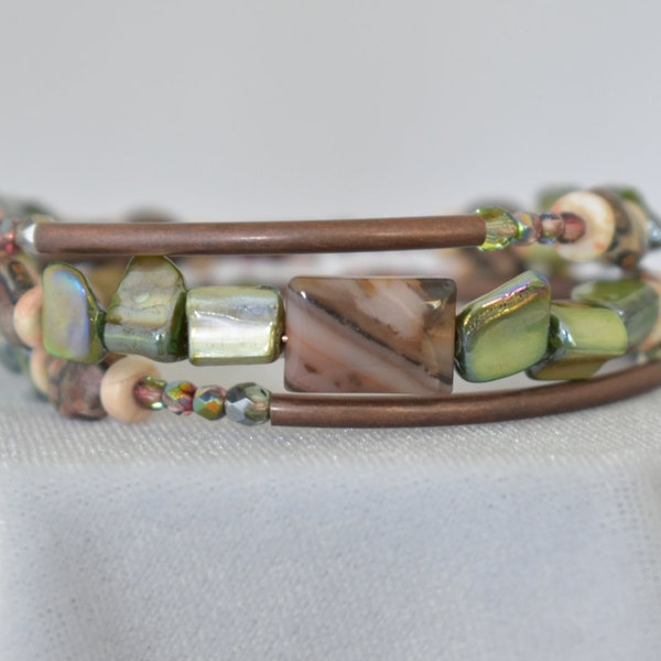 Green shell wrap bracelet natural stone memory wire bracelt looped bracelet copper bead stackable bangle summer boho bracelet