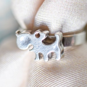 Vintage silver Wally Morgan Designs "Booty" cartoon dog ring | hallmarked WM(D) London 1972 | US size 4.75, UK size I | sterling 925 | cute