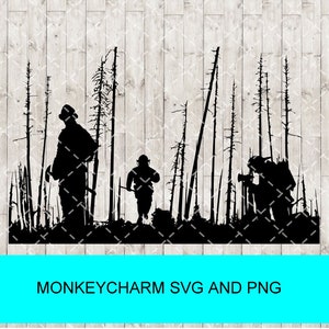 Puede incluir: Silueta de tres personas caminando por un bosque de árboles desnudos. Las personas llevan chaquetas y pantalones. Los árboles son altos y delgados, sin hojas.