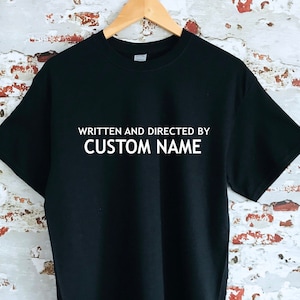 Écrit et réalisé par T-shirt personnalisé, t-shirts multicolores, tailles homme et femme, vêtements de cinéma, école de cinéma, réalisateur, idée cadeau