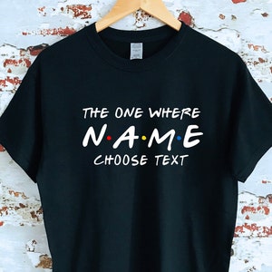 T-shirt Friends The One Where personnalisé, nom et texte personnalisés, 100 % coton, plusieurs tailles disponibles pour adultes et enfants, article parfait pour offrir image 1