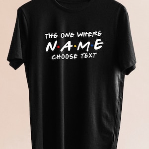 T-shirt Friends The One Where personnalisé, nom et texte personnalisés, 100 % coton, plusieurs tailles disponibles pour adultes et enfants, article parfait pour offrir image 3