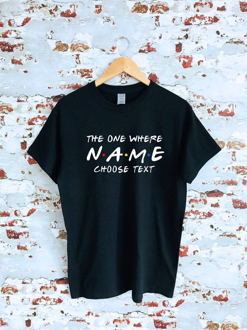 T-shirt Friends The One Where personnalisé, nom et texte personnalisés, 100 % coton, plusieurs tailles disponibles pour adultes et enfants, article parfait pour offrir image 1